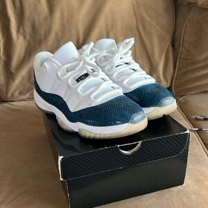 JORDAN 11 RETRO LOW 'Blue  SNAKESKIN' men size 8 good condition